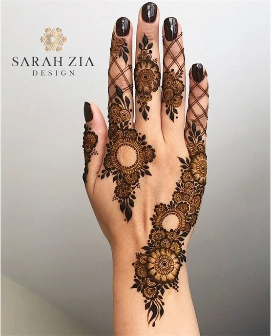 Mesh Fan Structure Blending Into Back Hand Mehndi Design
